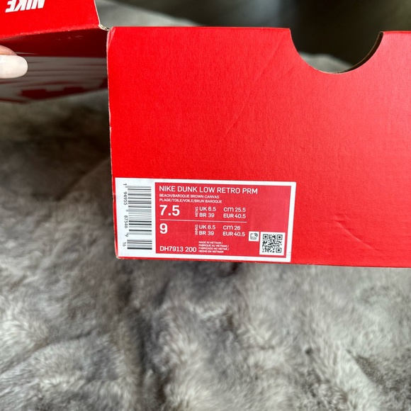 Limited Edition Nike Tennis shoes white with patches. Brand New. - Picture 3 of 13